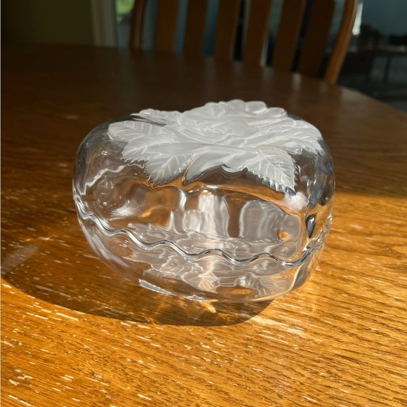 Mikasa 6" Studio Nova Heart Box Winter Rose. Frosted Roses on Clear Glass. - Picture 1 of 4